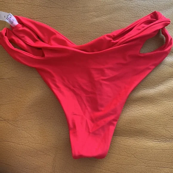 Bikinis - Picture 16 of 16